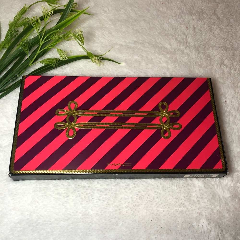 🎊🆕MAC Nutcracker Sweet Mineralized Brush Kit🆕🎊 - Picture 2 of 5